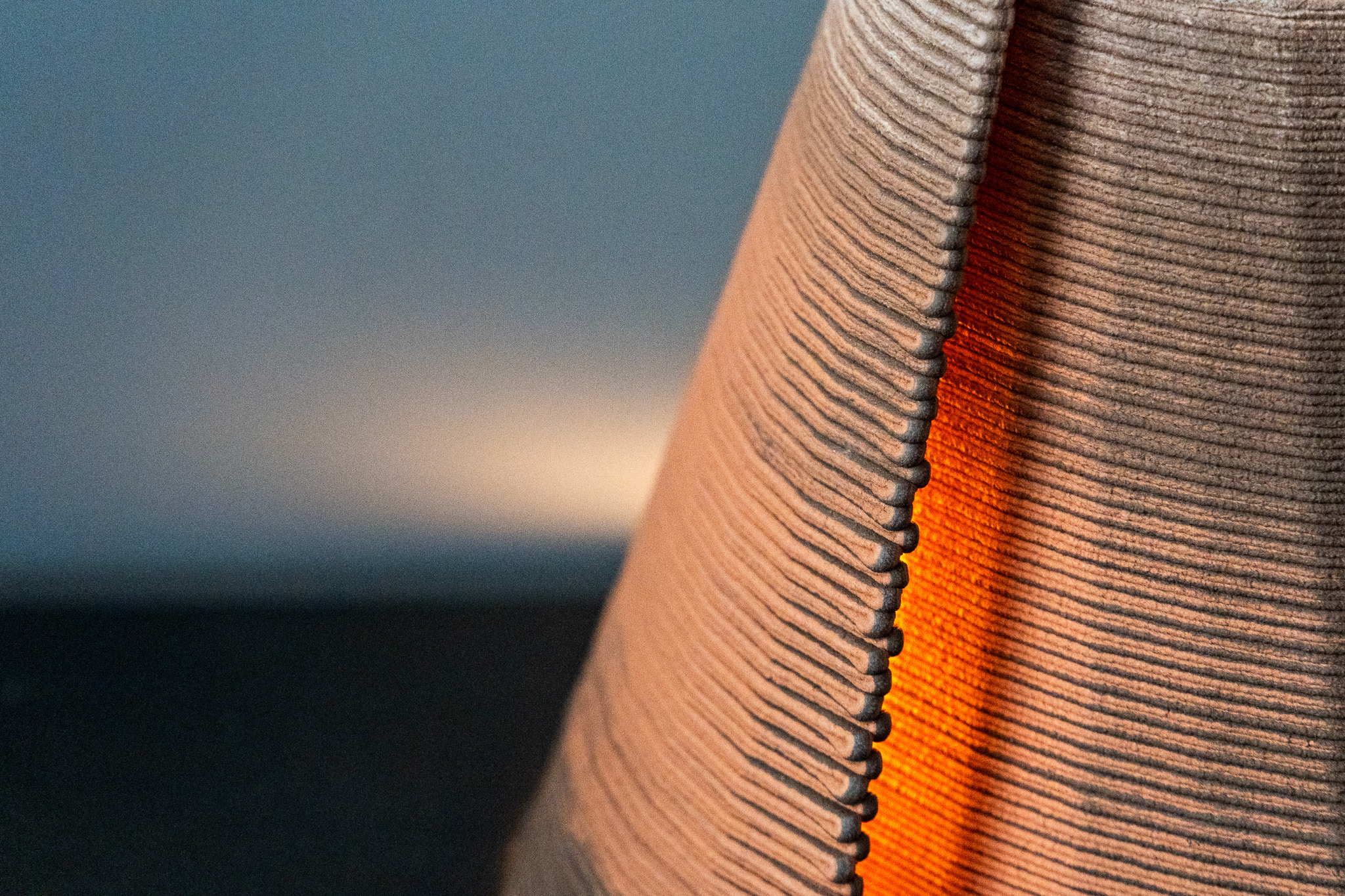 Détail lumineux des strates d’une pièce en céramique imprimée en 3D