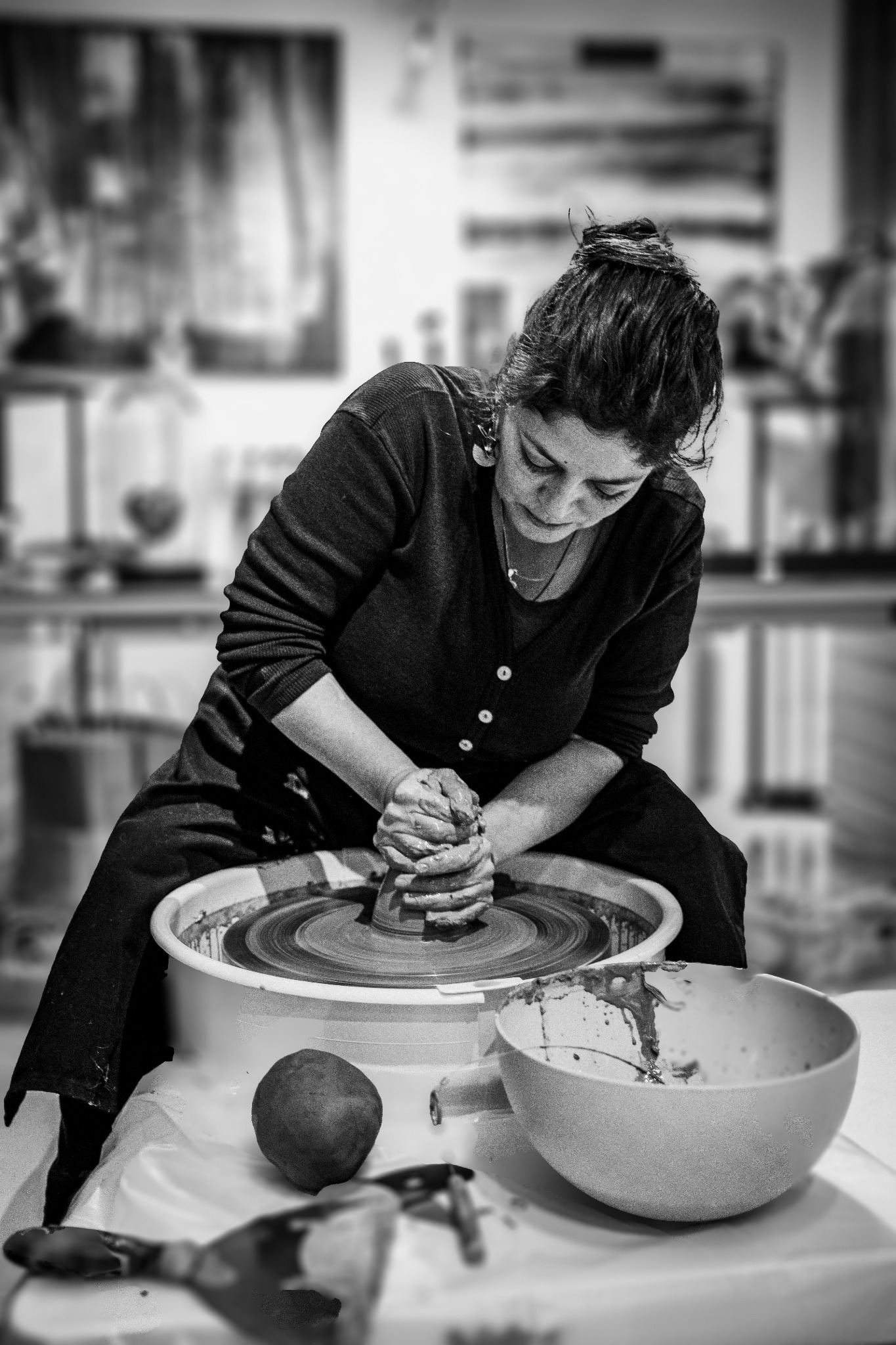 Émilie Houël travaillant la terre au tour